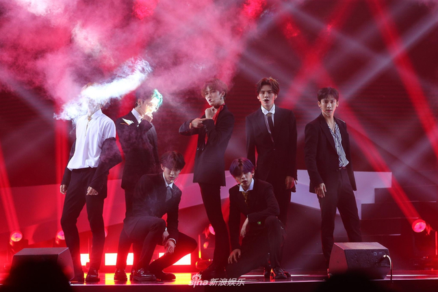 组图：亚洲新歌榜乐华七子唱跳帅气 张杰周笔畅分摘最佳男女歌手