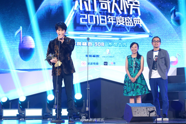 组图：亚洲新歌榜乐华七子唱跳帅气 张杰周笔畅分摘最佳男女歌手