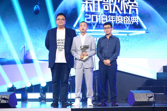 组图：亚洲新歌榜乐华七子唱跳帅气 张杰周笔畅分摘最佳男女歌手