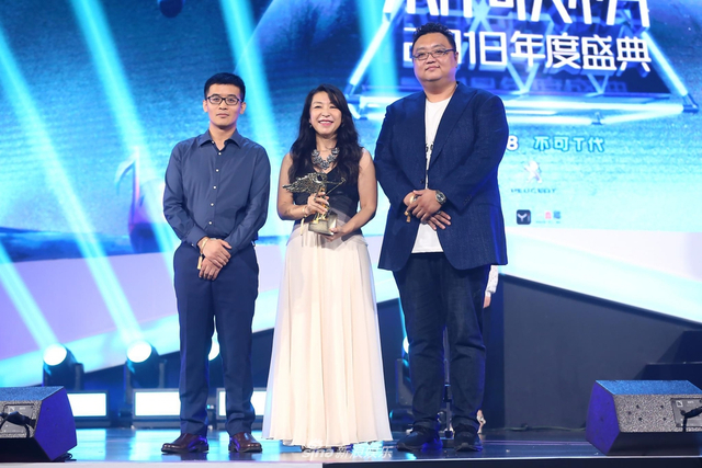 组图：亚洲新歌榜乐华七子唱跳帅气 张杰周笔畅分摘最佳男女歌手