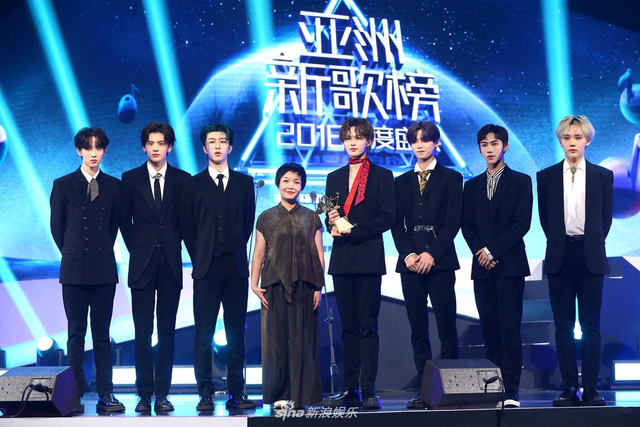 组图：亚洲新歌榜乐华七子唱跳帅气 张杰周笔畅分摘最佳男女歌手