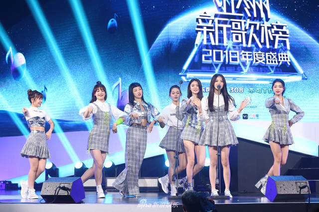 组图：亚洲新歌榜乐华七子唱跳帅气 张杰周笔畅分摘最佳男女歌手