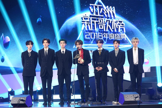 组图：亚洲新歌榜乐华七子唱跳帅气 张杰周笔畅分摘最佳男女歌手