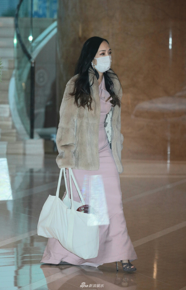 组图：陈冠希前女友杨受成侄女办豪门婚宴 夫妻浪漫起舞拥吻