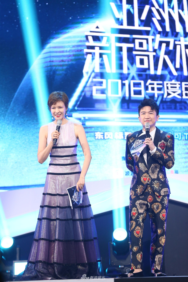 组图：亚洲新歌榜乐华七子唱跳帅气 张杰周笔畅分摘最佳男女歌手