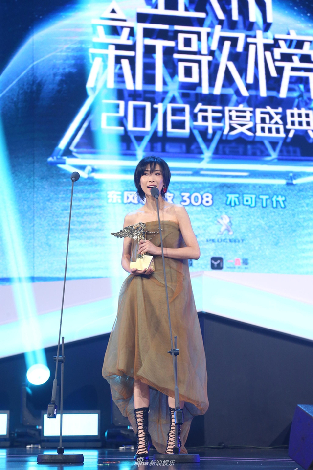 组图：亚洲新歌榜乐华七子唱跳帅气 张杰周笔畅分摘最佳男女歌手