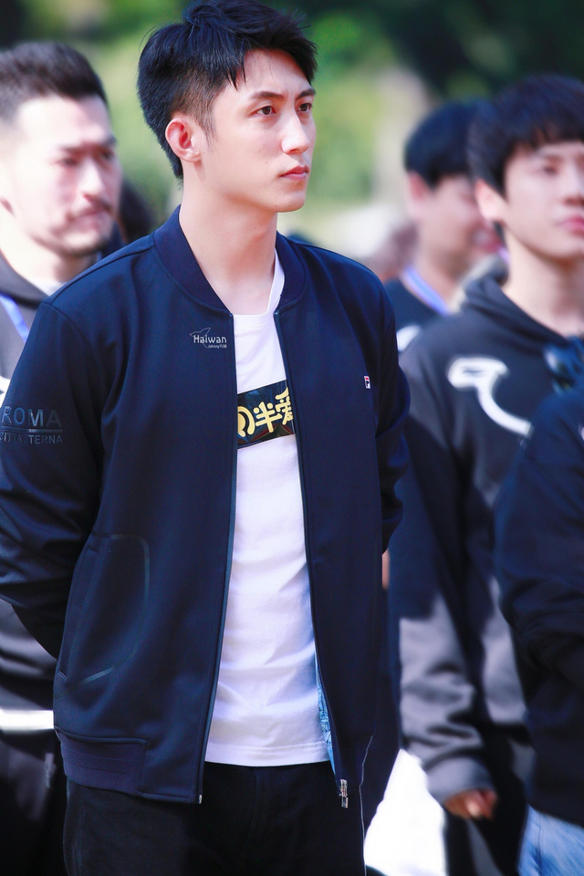 黄景瑜懒理家暴风波 与关晓彤官鸿同框亮相新片开机仪式