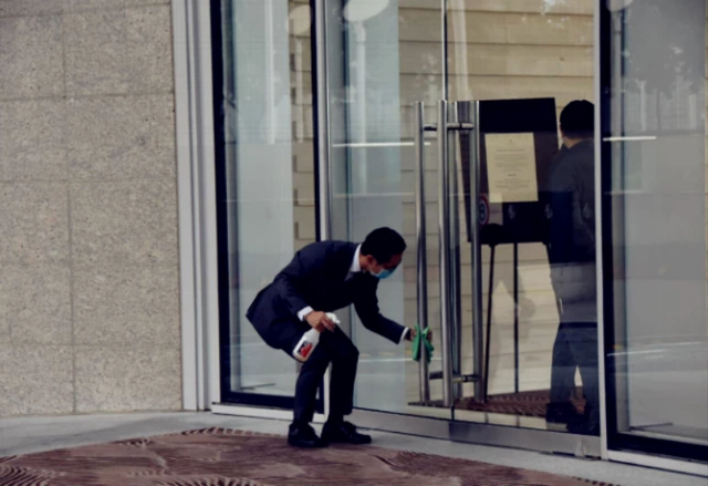 组图：陈冠希前女友杨受成侄女办豪门婚宴 夫妻浪漫起舞拥吻