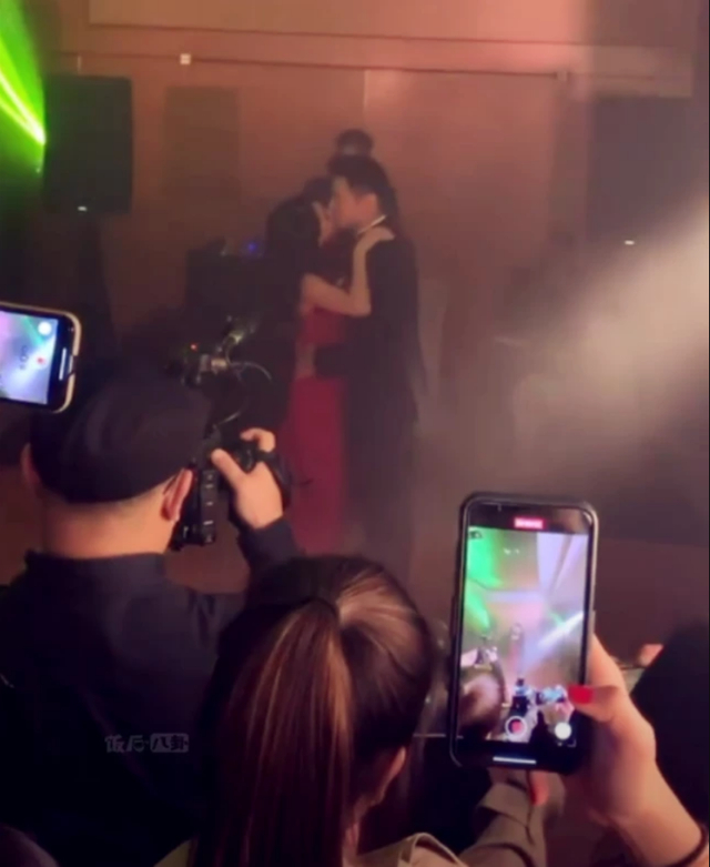 组图：陈冠希前女友杨受成侄女办豪门婚宴 夫妻浪漫起舞拥吻