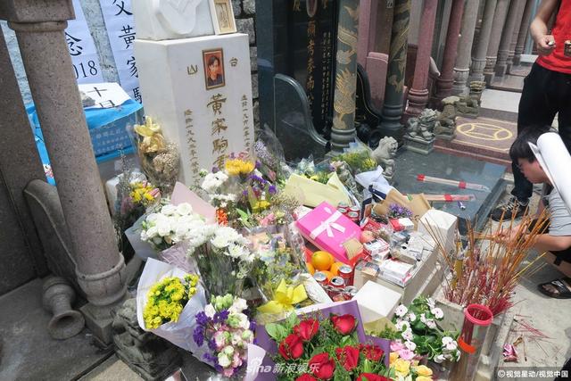 黄家驹去世25年 粉丝献花致敬