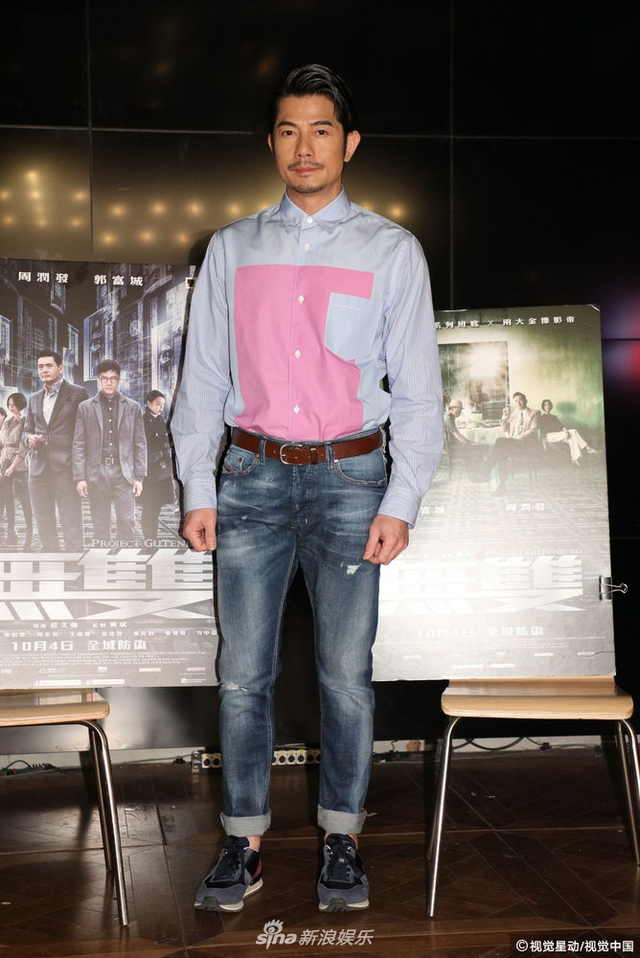 这边娇妻方媛曝体重不到80斤 那边郭富城宣传新片街头发钱