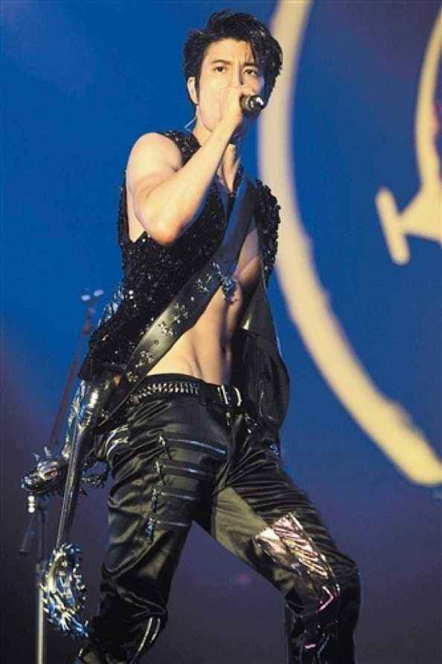 王力宏身材也太好了吧!6块腹肌清晰可见人鱼线超诱人_新浪图片