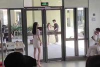 关晓彤新剧路透大长腿抢镜 长发披肩墨镜遮面御姐范十足