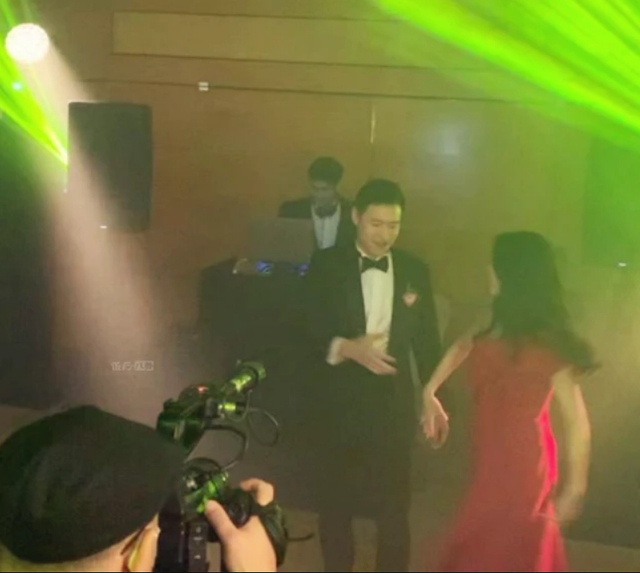 组图：陈冠希前女友杨受成侄女办豪门婚宴 夫妻浪漫起舞拥吻