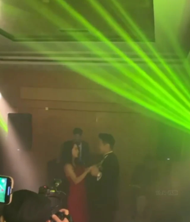 组图：陈冠希前女友杨受成侄女办豪门婚宴 夫妻浪漫起舞拥吻