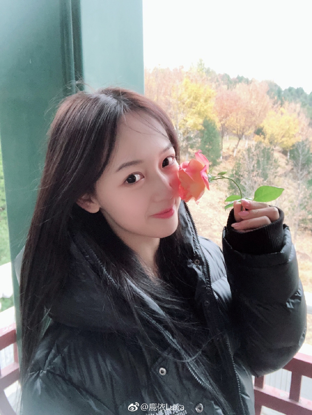 吴亦凡绯闻女友活动旧照曝光 穿萌兔卡通装露雪肌笑容甜美_新浪图片