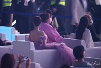 2020微博之夜 贾玲杨紫错位图仿佛贾玲坐杨紫腿上