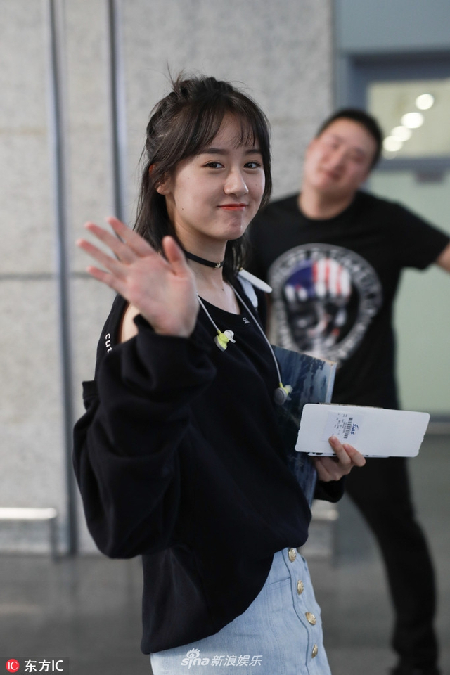 袁冰妍机场黑衣短裙清凉亮相对镜甜笑招手心情好 新浪图片