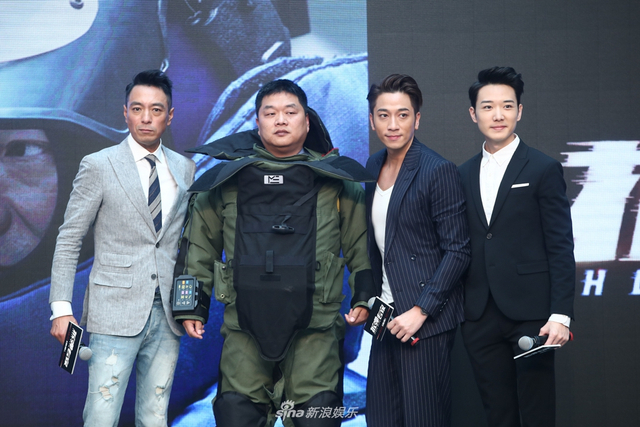 姜皓文、吴卓羲、蔡瀚亿与拆弹专家合影