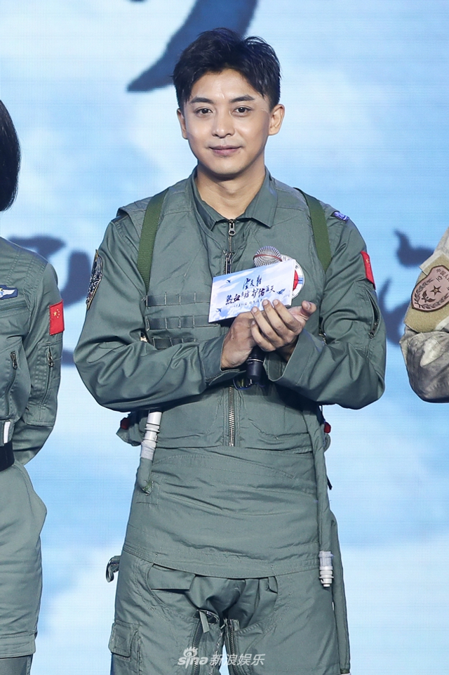 李佳航