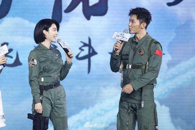 范冰冰李晨穿制服现场秀恩爱