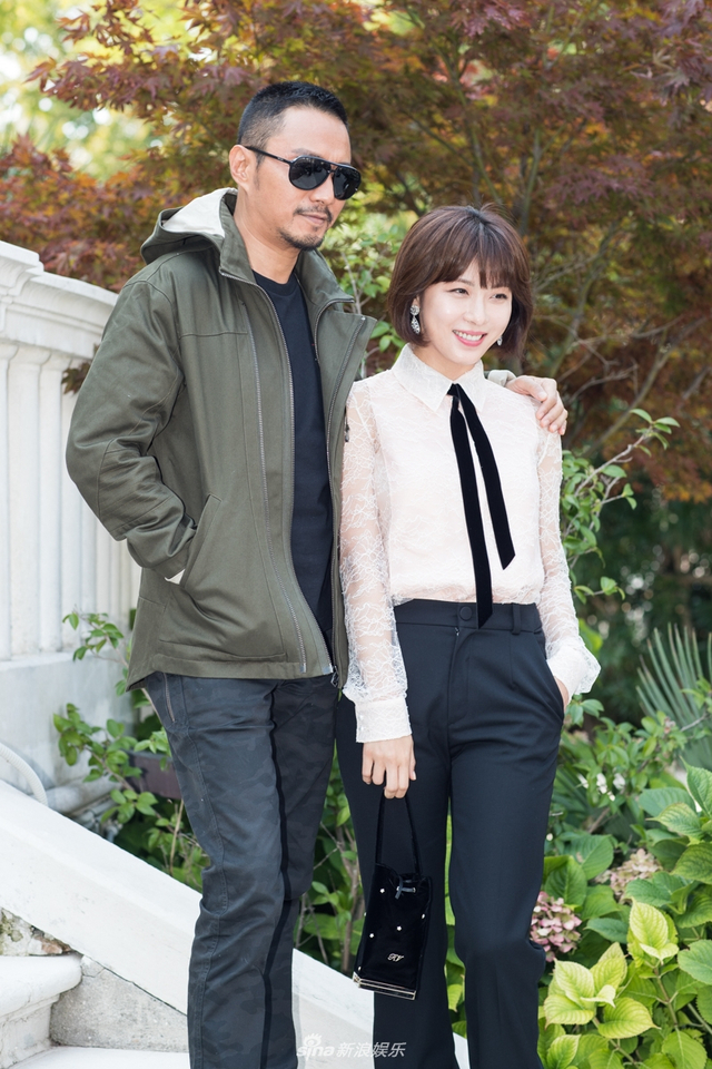 张涵予与河智苑威尼斯合影 单手搭肩显温柔