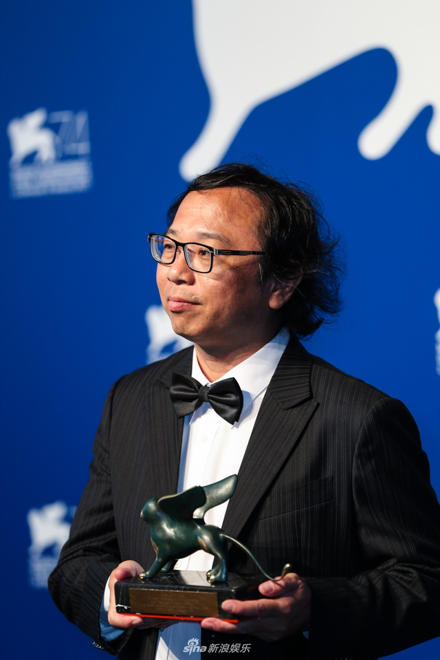 组图：威尼斯电影节《水形》捧金狮 兰普林开心封后