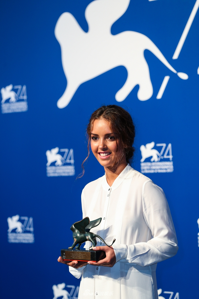 地平线单元最佳女主角： LYNA KHOUDRI 