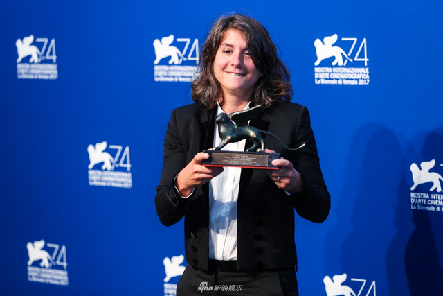 组图：威尼斯电影节《水形》捧金狮 兰普林开心封后