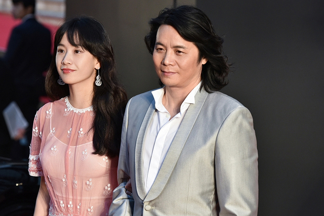 李梦与导演胡雪桦一同亮相红毯