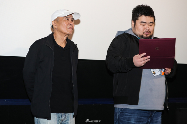侯孝贤为13位新导演颁发证书