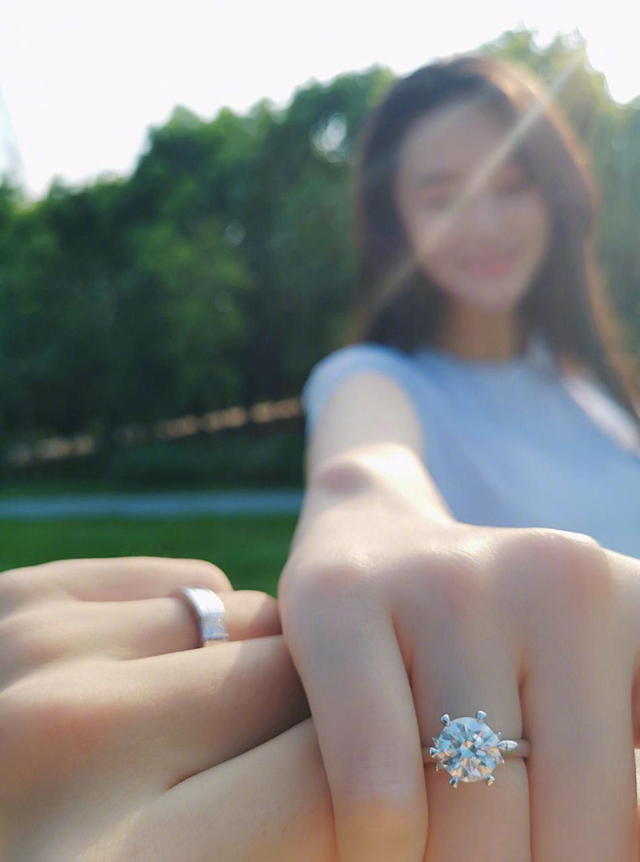 组图：31岁张馨予宣布结婚男方帅气 婚纱照结婚证钻戒全晒出