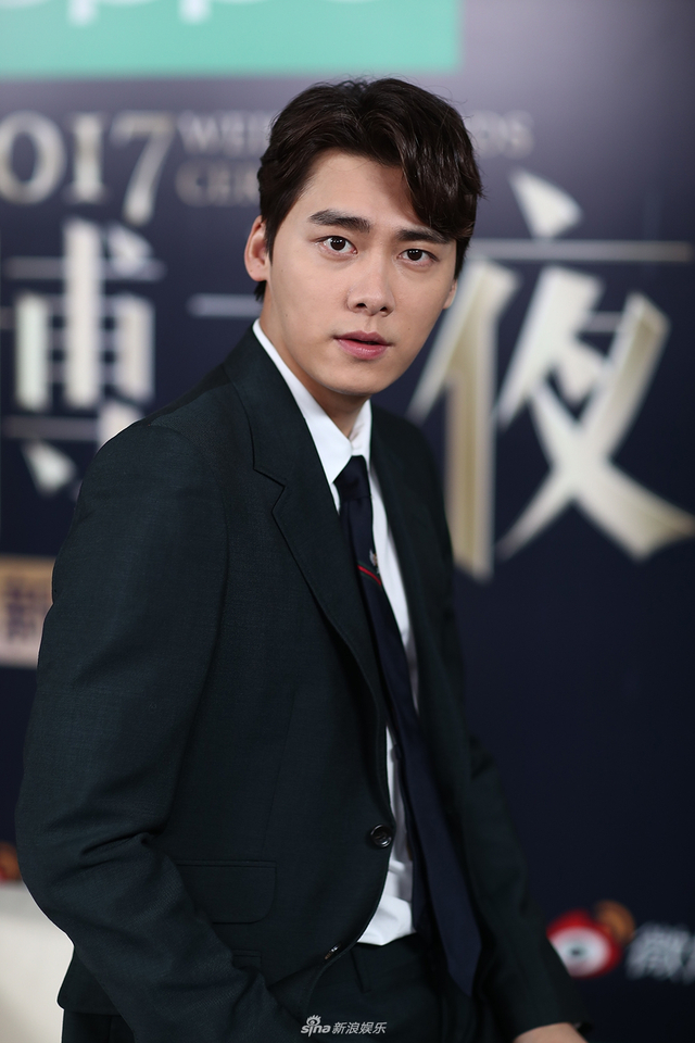 组图：2017微博之夜小浪对话李易峰 黑西装帅气又可爱