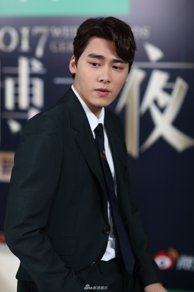 组图：2017微博之夜小浪对话李易峰 黑西装帅气又可爱