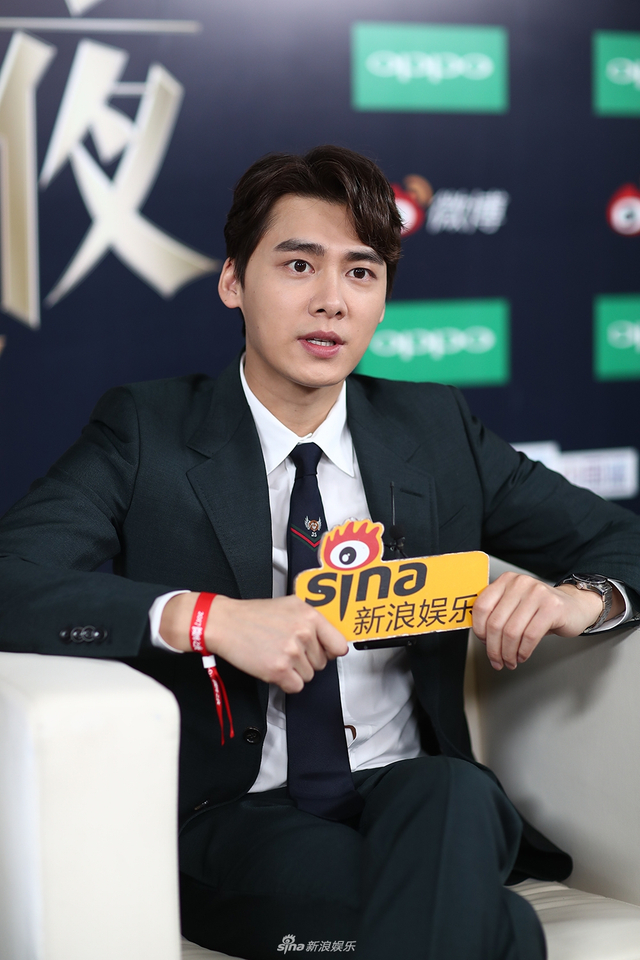 组图：2017微博之夜小浪对话李易峰 黑西装帅气又可爱