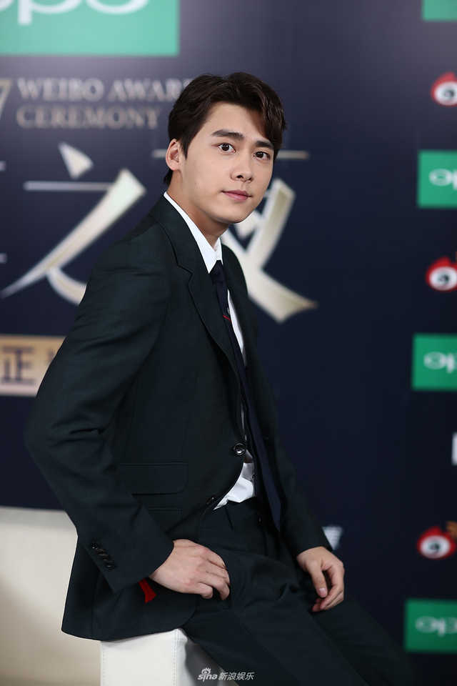 组图：2017微博之夜小浪对话李易峰 黑西装帅气又可爱