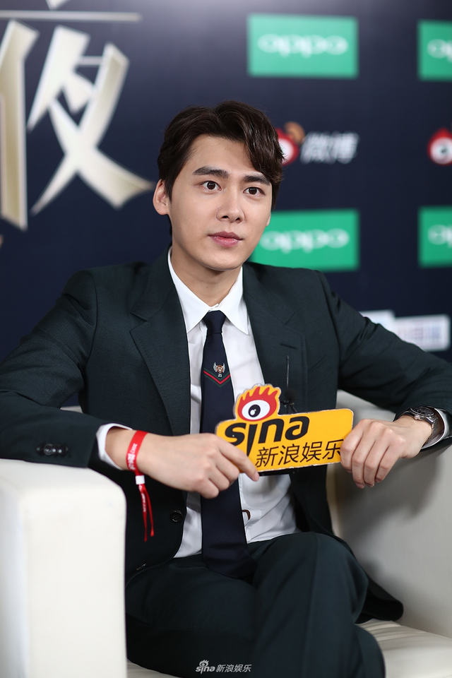 组图：2017微博之夜小浪对话李易峰 黑西装帅气又可爱