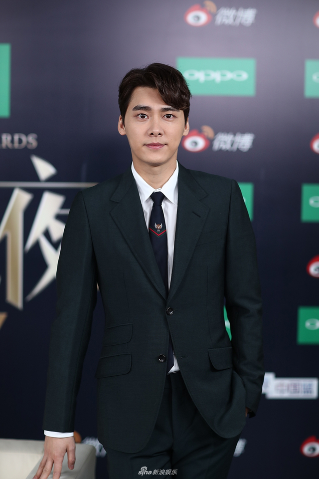 组图：2017微博之夜小浪对话李易峰 黑西装帅气又可爱