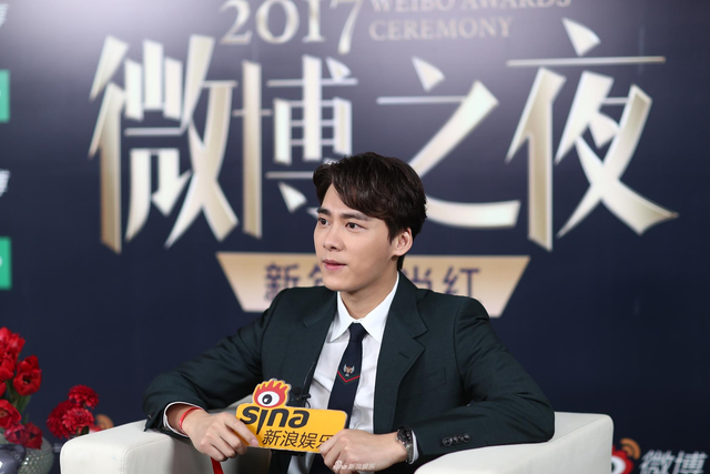 组图：2017微博之夜小浪对话李易峰 黑西装帅气又可爱