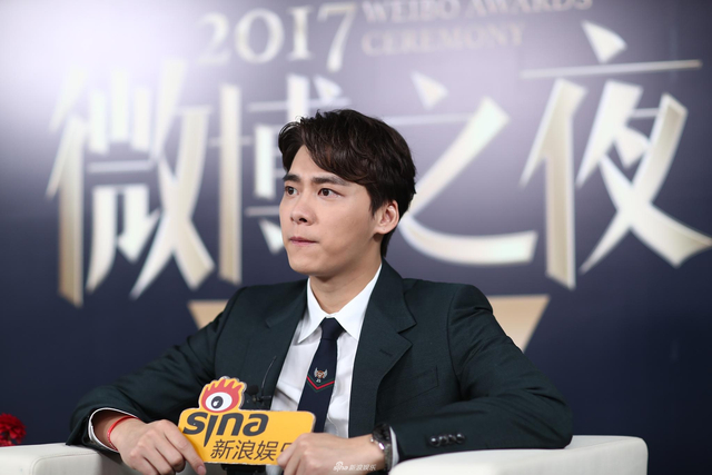 组图：2017微博之夜小浪对话李易峰 黑西装帅气又可爱