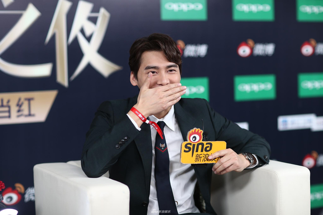 组图：2017微博之夜小浪对话李易峰 黑西装帅气又可爱