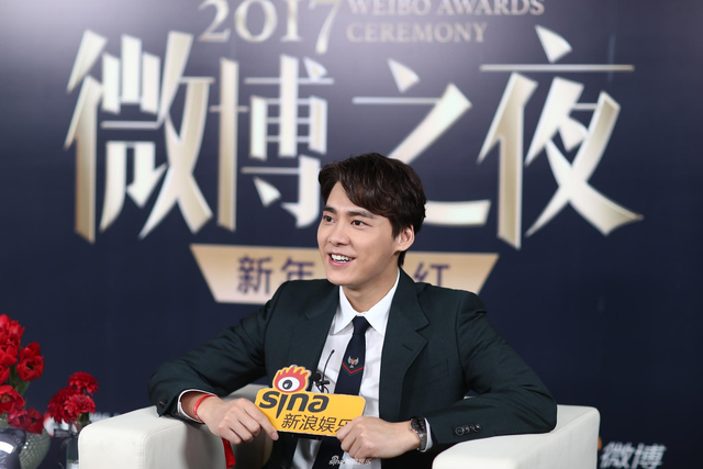 组图：2017微博之夜小浪对话李易峰 黑西装帅气又可爱
