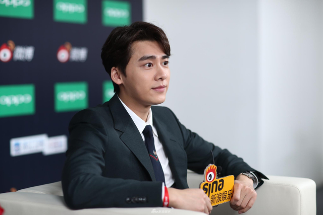 组图：2017微博之夜小浪对话李易峰 黑西装帅气又可爱