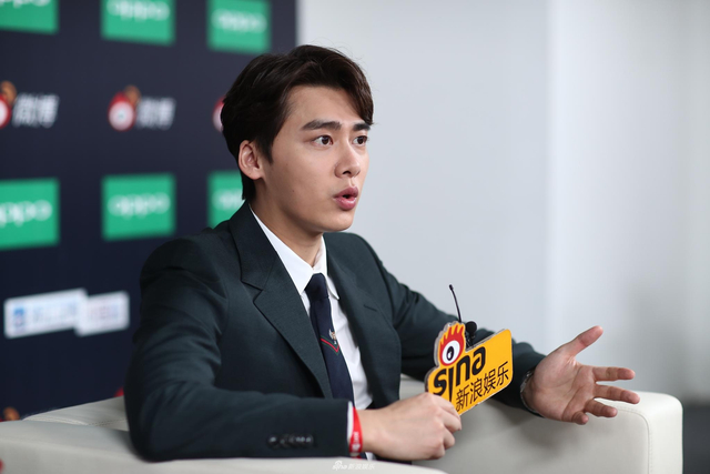 组图：2017微博之夜小浪对话李易峰 黑西装帅气又可爱