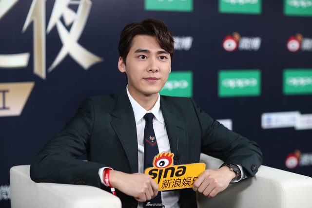 组图：2017微博之夜小浪对话李易峰 黑西装帅气又可爱