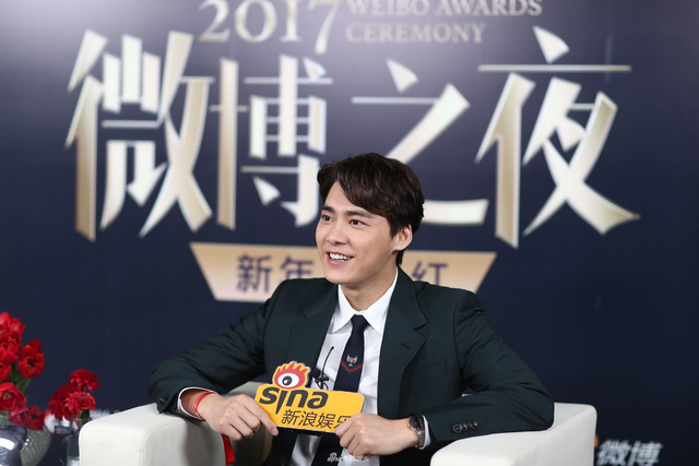 组图：2017微博之夜小浪对话李易峰 黑西装帅气又可爱
