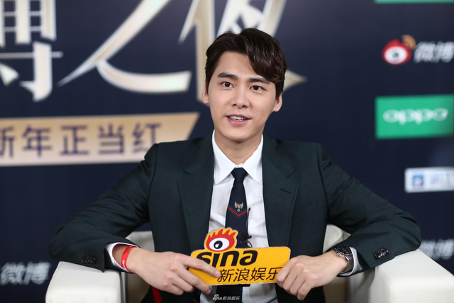 组图：2017微博之夜小浪对话李易峰 黑西装帅气又可爱