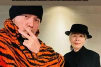周杰伦晒与母亲同框照 发问“我妈比我还潮怎么回事”