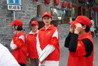 关晓彤新剧《胡同》花絮照 穿志愿者马甲戴红帽青春靓丽