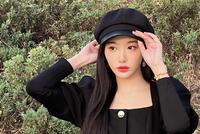 孔雪儿分享国庆假期游客照 头戴贝雷帽长发披肩温婉大方